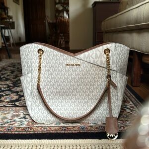 Jet Set Large Signature Shoulder bag | LOWEST PRICE YET